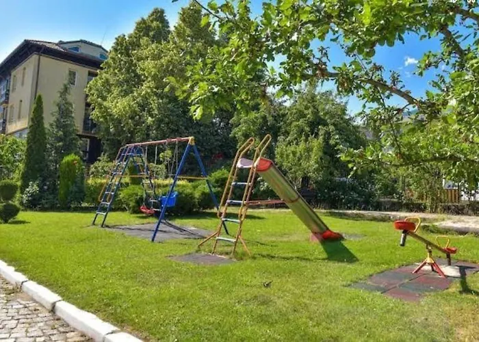 Danik Garden Апартаменти *